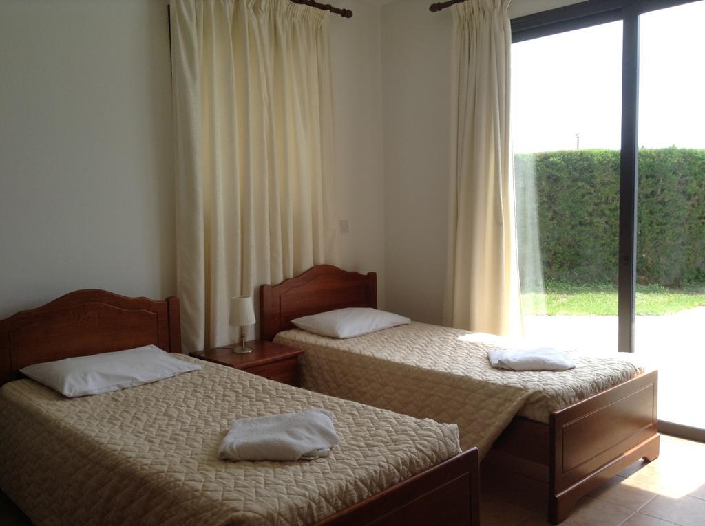 Aura Holiday Villas Paphos Phòng bức ảnh