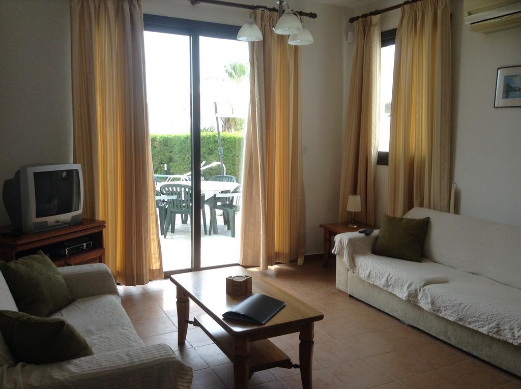 Aura Holiday Villas Paphos Phòng bức ảnh